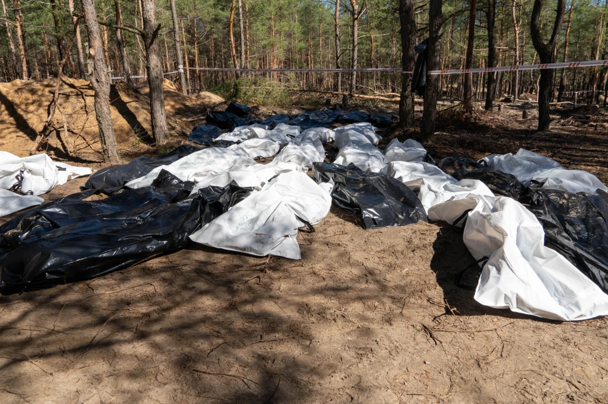 W pobliżu wyzwolonego przez ukraińskie wojska miasta Izium w obwodzie charkowskim, na północnym wschodzie kraju, odnaleziono dwa kolejne masowe groby z setkami zabitych mieszkańców - poinformował w niedzielę prezydent Ukrainy Wołodymyr Zełenski w wywiadzie dla amerykańskiej telewizji CBS.