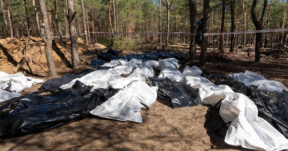W pobliżu wyzwolonego przez ukraińskie wojska miasta Izium w obwodzie charkowskim, na północnym wschodzie kraju, odnaleziono dwa kolejne masowe groby z setkami zabitych mieszkańców - poinformował w niedzielę prezydent Ukrainy Wołodymyr Zełenski w wywiadzie dla amerykańskiej telewizji CBS.