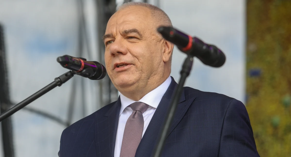 Wicepremier i minister aktywów państwowych ogłosił podatek od nadmiarowych zysków spółek Skarbu Państwa i firm zagranicznych. W państwowej telewizji zdradził, że stawka będzie aż 50-procentowa, a pozyskane środki mają zostać przeznaczone na obniżanie cen energii. Zapowiedź doprowadziła do sporych spadków na giełdzie, ponieważ inwestorom najwyraźniej nie spodobał się "podatek Sasina".