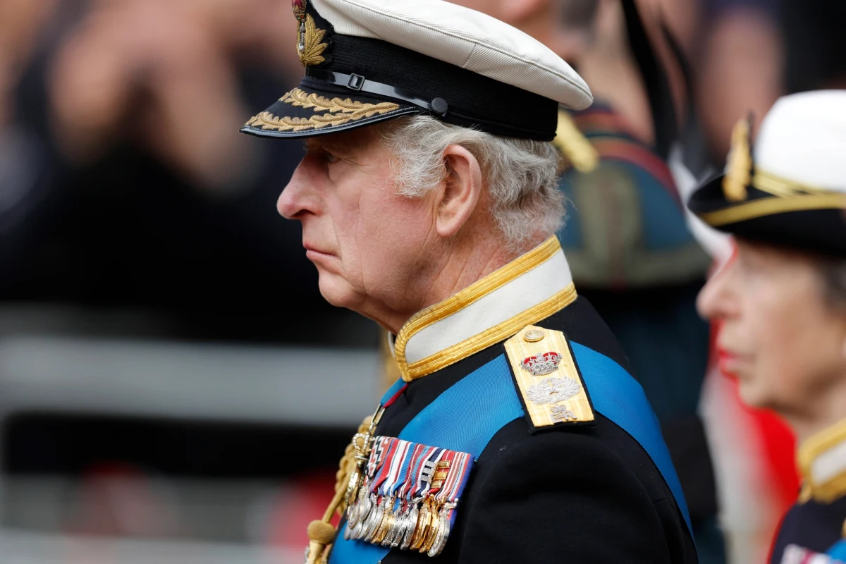 Dziennik "The Sun" opublikował pierwszą ankietę dotyczącą popularności króla Karola III. Dokładnie połowa badanych uważa, że następca Elżbiety II będzie dobrym monarchą. Przeciwnego zdania jest tylko 7 proc. ankietowanych. 