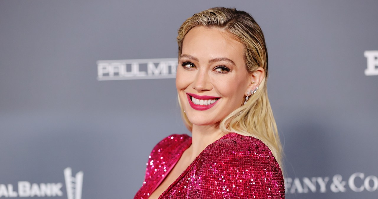 Hilary Duff 28 września kończy 35 lat. Niegdyś dziecięca gwiazda, dziś pozuje nago na okładkach magazynów. Doświadczyła medialnych i momentami burzliwych związków, aby finalnie znaleźć prawdziwą miłość i stworzyć szczęśliwy dom.