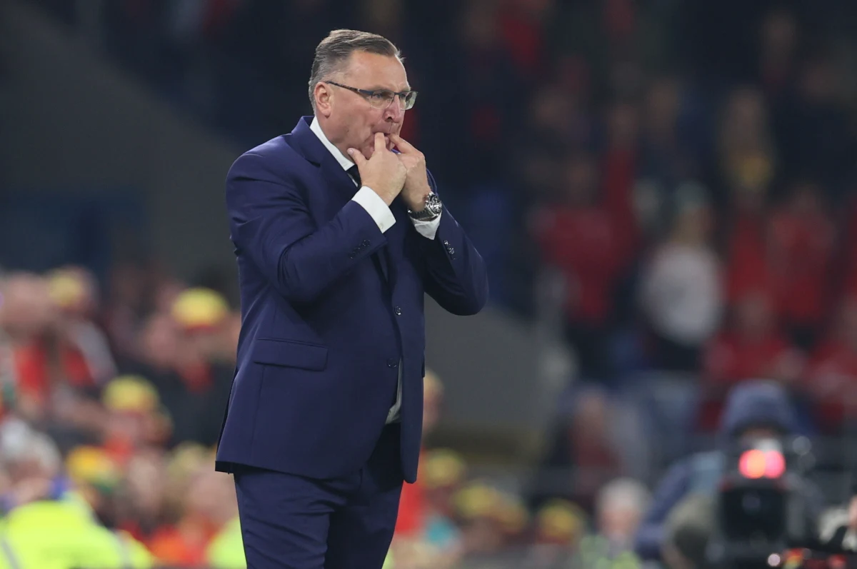 Czesław Michniewicz odznacza na liście kolejny punkt z zadań, które przed nim postawiono. Po uratowaniu kadry i awansie na mundial utrzymał się w dywizji A Ligi Narodów i zapewnił nam losowanie z pierwszego koszyka przed eliminacjami do Euro. Na tym jednak pozytywy związane z reprezentacją się kończą. Jeśli ktoś chciałby zasmakować w grze reprezentacji, poczuje smak waty zapijanej nieprzegotowaną wodą z kranu. 