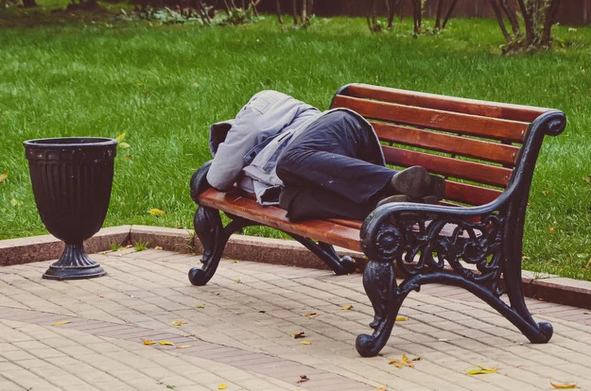 Potrzebujący dachu nad głową już teraz zgłaszają się do Schroniska św. Brata Alberta dla Bezdomnych Mężczyzn, przy ulicy Bogedaina we Wrocławiu. Mieszkają tam obecnie 74 osoby. Mimo, że dopiero kończy się wrzesień i nie jest jeszcze tak zimno, zostało raptem 6 wolnych miejsc.