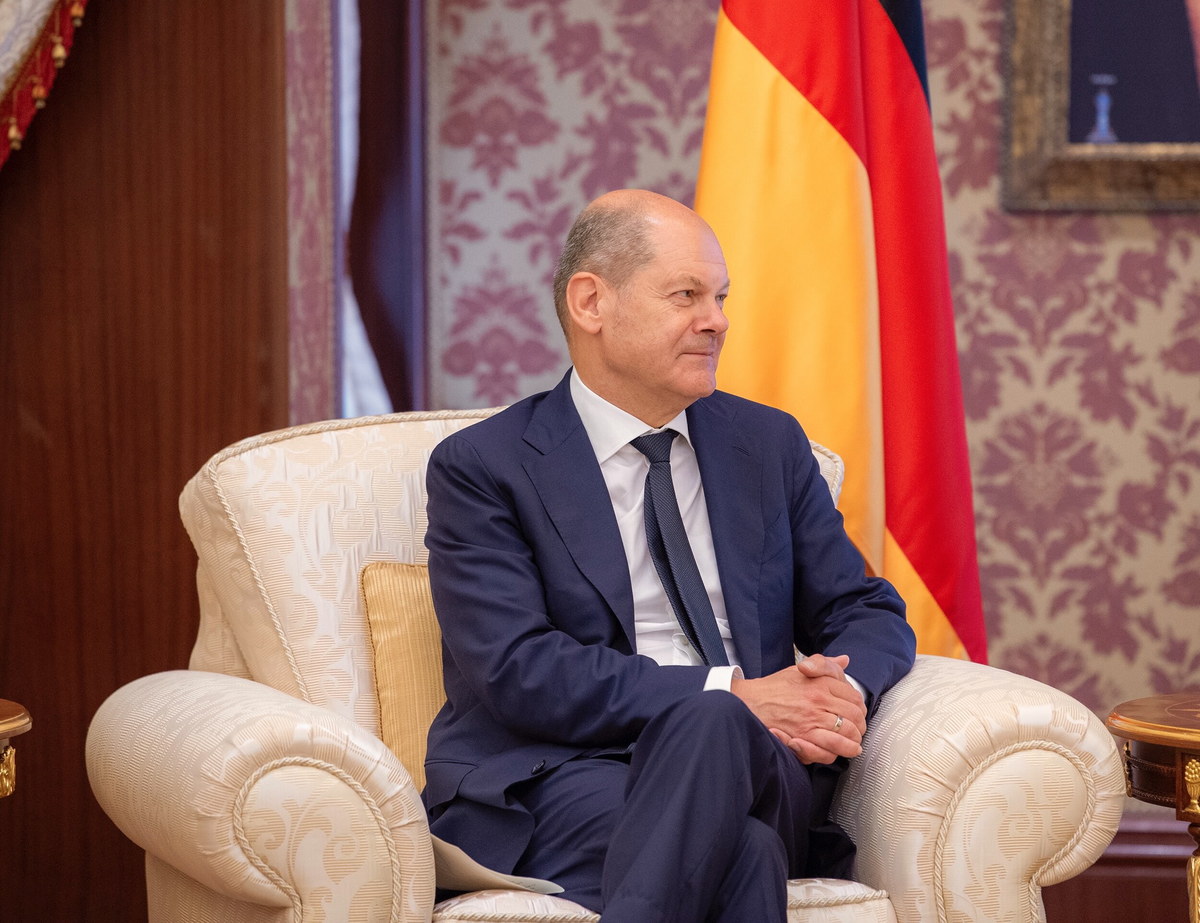 Kanclerz Niemiec Olaf Scholz uzyskał w poniedziałek pozytywny wynik testu na obecność koronawirusa - poinformował rzecznik rządu. Scholz miał łagodne objawy przeziębienia, w weekend był w krajach Zatoki Perskiej.