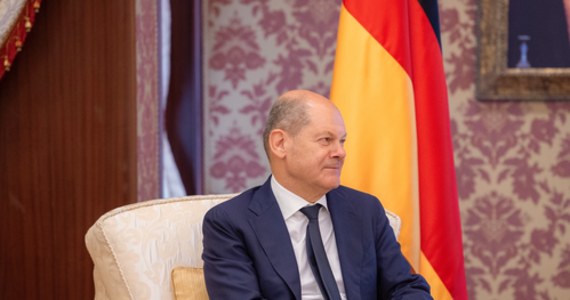 Kanclerz Niemiec Olaf Scholz uzyskał w poniedziałek pozytywny wynik testu na obecność koronawirusa - poinformował rzecznik rządu. Scholz miał łagodne objawy przeziębienia, w weekend był w krajach Zatoki Perskiej.
