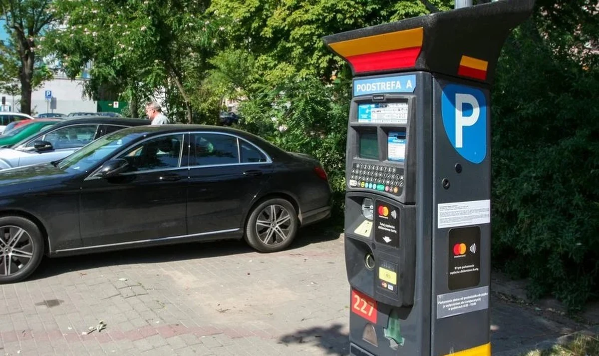 1 października zarządzanie łódzką Strefą Płatnego Parkowania przejmuje nowy operator. Zmiana zarządcy nie będzie się wiązać z żadnymi negatywnymi  konsekwencjami dla kierowców. Stawki opłat za parkowanie w SPP pozostają bez zmian. 