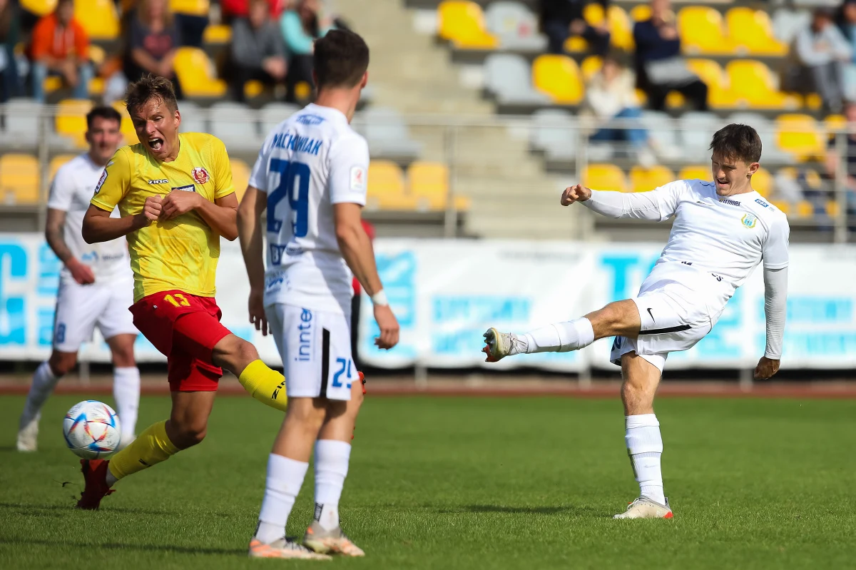 Dużą niespodziankę sprawili piłkarze z Olsztyna w 12. kolejce eWinner 2. ligi. Stomil Olsztyn pewnie pokonał Znicz Pruszków, inkasując 3 punkty i wygrywając pierwszy mecz na wyjeździe w tym sezonie.
