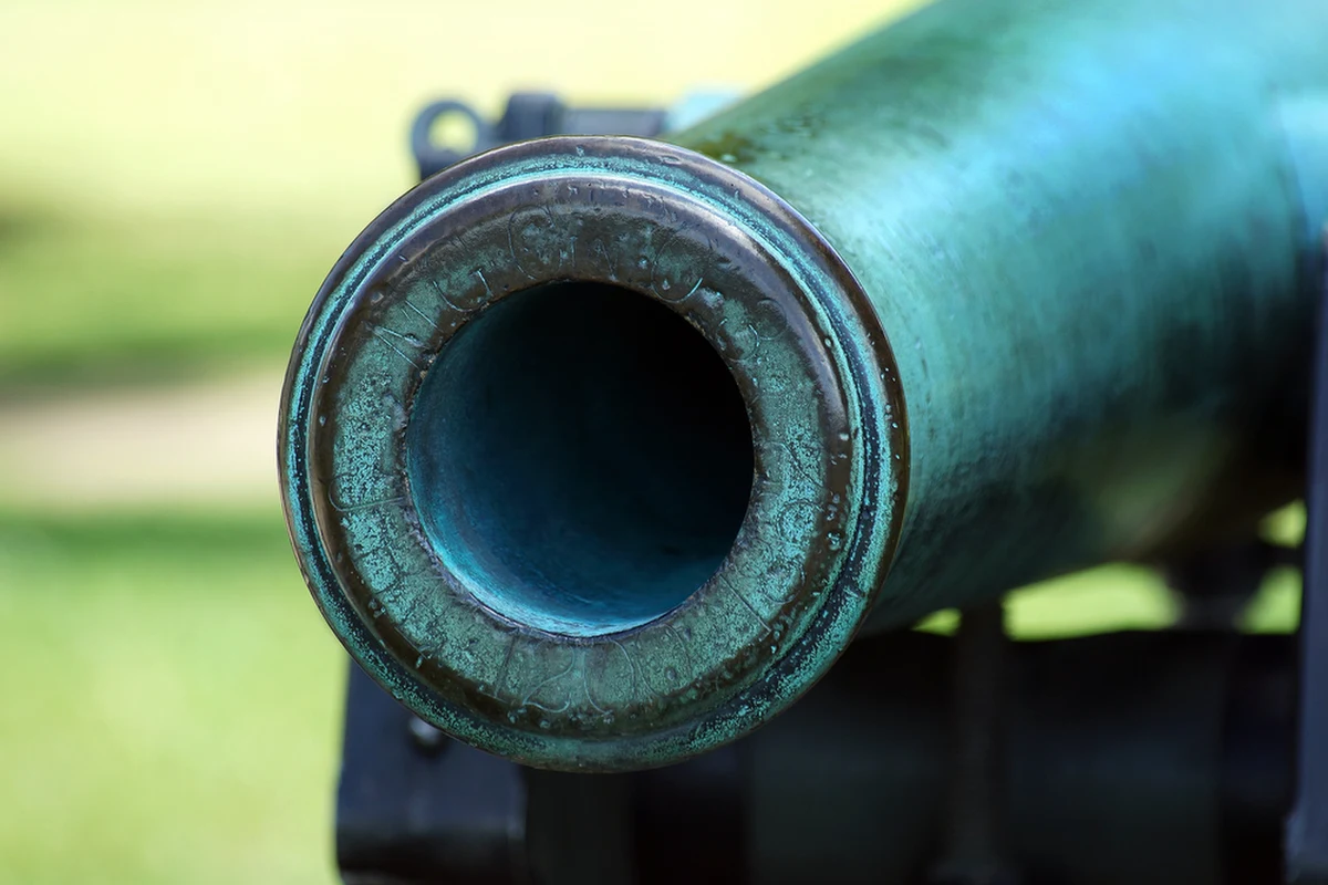 Prokuratura Rejonowa w Leżajsku na Podkarpaciu, prowadzi śledztwo przeciwko 50-letniemu mężczyźnie, który w miniony weekend, w trakcie przyjęcia urodzinowego w Chodaczowie, podczas pokazu pirotechnicznego, nieumyślnie doprowadził do wybuchu repliki armaty. W wyniku eksplozji ranne zostały trzy osoby, w tym dwie ciężko.

