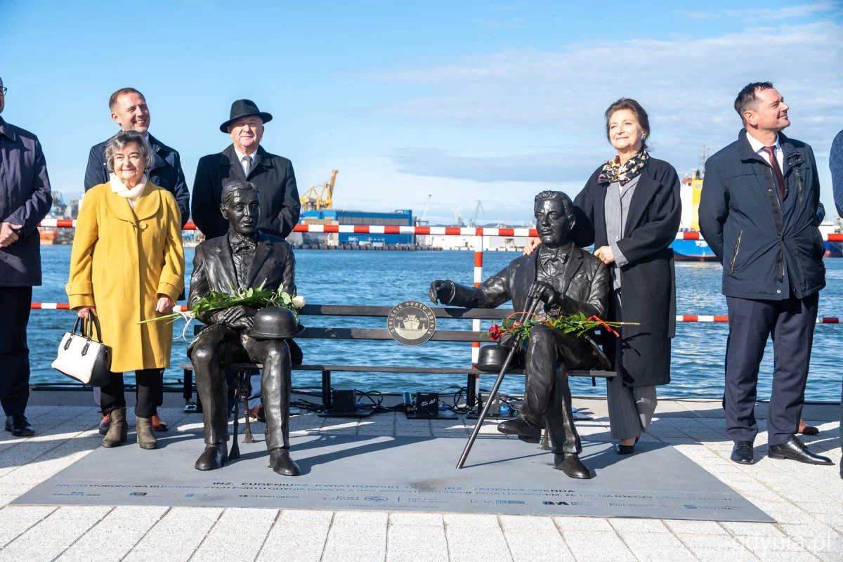 W Gdyni niedaleko Kapitanatu Portu postawiono, ważącą blisko 300 kg, ławeczkę z brązu. "Siedzą" na niej ojcowe założyciele portu: minister Eugeniusz Kwiatkowski i inżynier Tadeusz Wenda.

