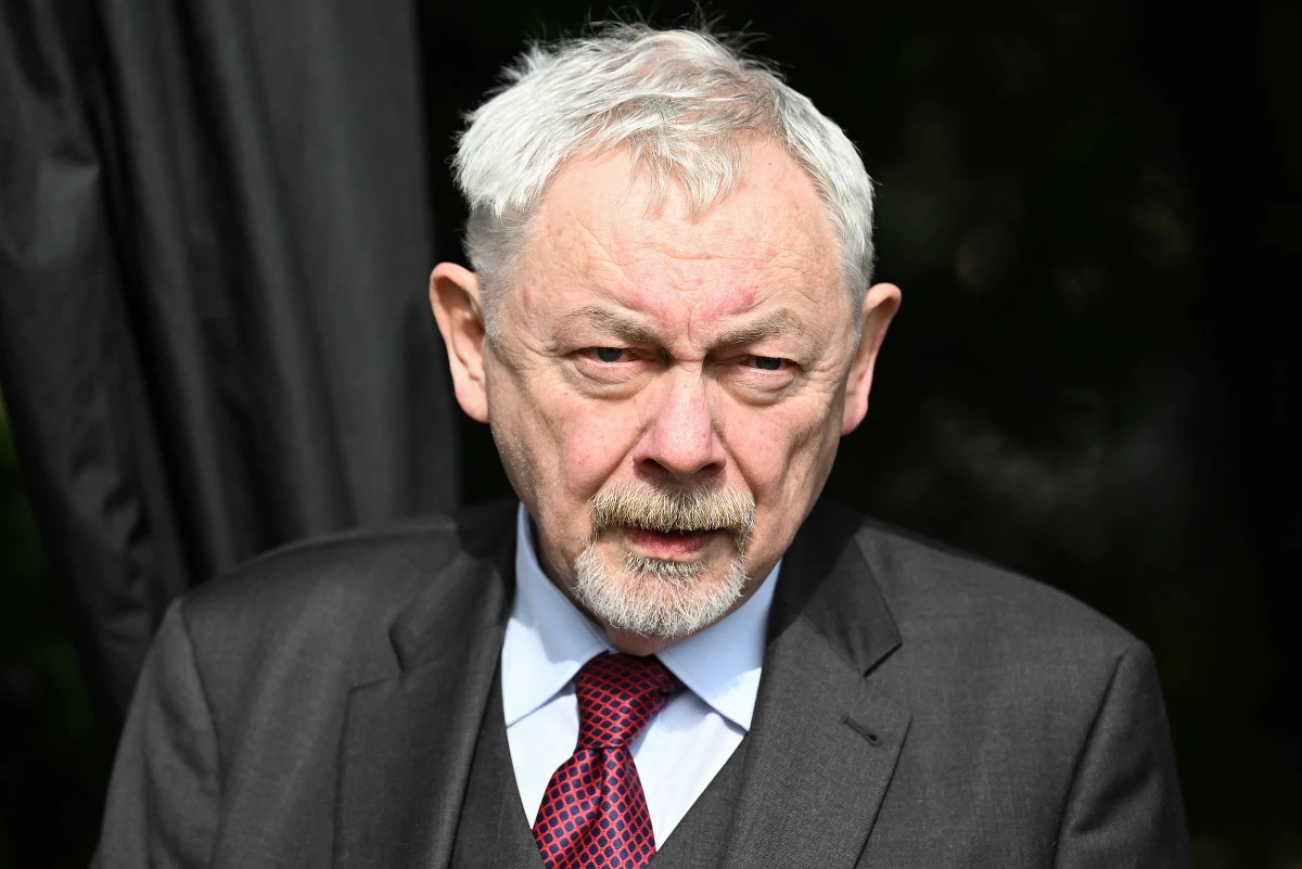 „Powietrze nie ma granic. Walczyliśmy przez długi czas i doprowadziliśmy do tego, że w Krakowie istnieje zakaz palenia paliwami stałymi, co spowodowało znaczny wzrost czystości powietrza. Powietrze mamy znacznie lepsze, niż mieliśmy parę lat temu. Natomiast sprawa nie została załatwiona w ten sam sposób, gdy idzie o tzw. obwarzanek, czyli gminy, które otaczają Kraków. Tam nie ma takiej uchwały, tam można robić co się chce, gdy chodzi o palenie. Chodziło nam o to, żeby tę sprawę doprowadzić do takiej samej sytuacji, która jest w Krakowie” – tak na pytanie o to, czy przesunięcie wejścia w życie uchwały antysmogowej dla Małopolski wpłynie na jakość powietrza w Krakowie, odpowiedział Jacek Majchrowski. Dziś na ten temat dyskutowali radni sejmiku. „Martwi mnie to bardzo. Sejmik chce to zmienić i jeszcze przez półtora roku pozwolić na taką samowolkę, gdy idzie o palenie, co się odbije na Krakowie tak, jak do tej pory się odbiło. Myśleliśmy, że się to szybko skończy” – dodał prezydent Krakowa. 