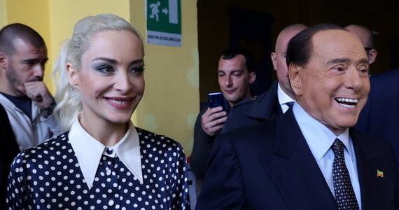 Marta Fascina, 32-letnia narzeczona lidera Forza Italia, blisko 86-letniego Silvio Berlusconiego, zdobyła mandat deputowanej w mieście Marsala na Sycylii, do którego nigdy nie przyjechała - odnotowuje dzień po wyborach parlamentarnych dziennik "La Stampa".