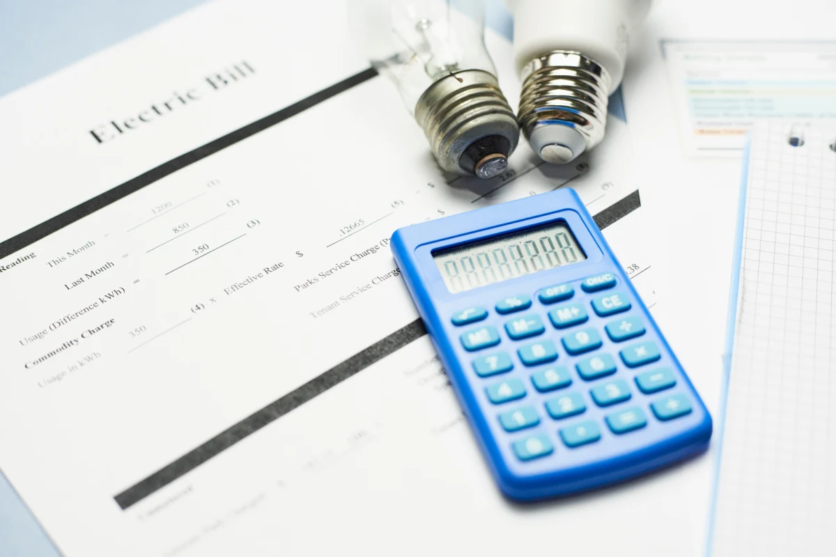 63,6 proc. ankietowanych uważa, że państwo nie rozwiązuje sprawnie kryzysu energetycznego – wynika z najnowszego sondażu United Surveys dla RMF FM i „Dziennika Gazety Prawnej”. 55,3 proc. badanych jest zdania, że państwo powinno zamrozić ceny surowców, dopłacając do nich pieniędzmi z budżetu.