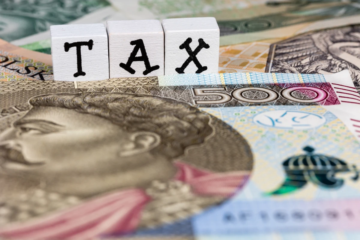 Projektu ustawy nie ma, ale sama zapowiedź nowego podatku sprawiła, że na warszawskiej Giełdzie Papierów Wartościowych zanotowano rekordowe spadki. Chodzi o podatek od nadmiarowych zysków firm. Najpierw mówił o nim Jacek Sasin, potem także premier i prezes PiS-u.