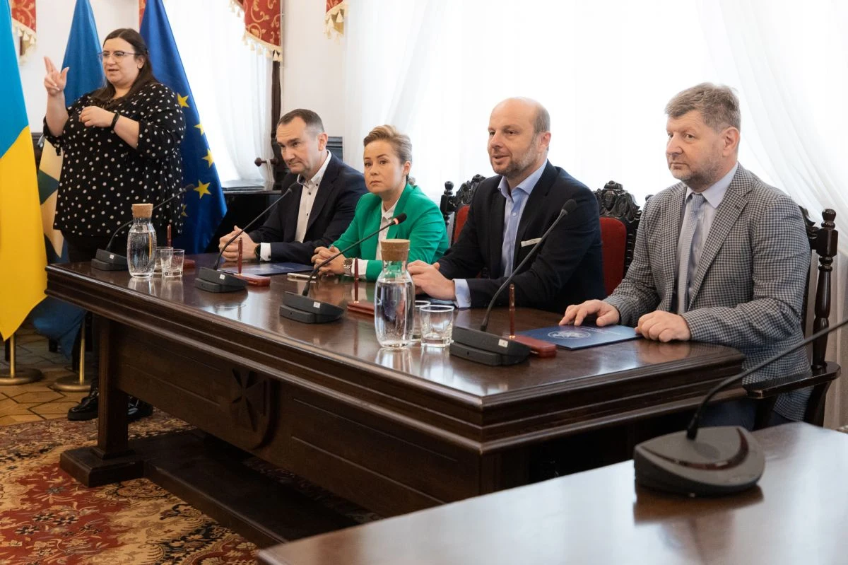 Naukowcy Politechniki Rzeszowskiej będą zbierać i analizować dane, a także prowadzić ankiety wśród mieszkańców miasta i okolic. Badania potrwają do wiosny przyszłego roku. Na ich podstawie powstanie narzędzie, które pomoże precyzyjnie planować rozwój komunikacji w aglomeracji rzeszowskiej.