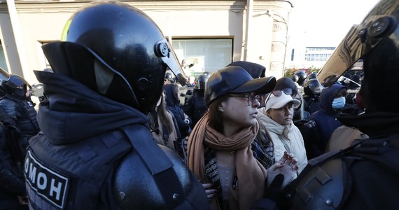 Masowy charakter przybierają manifestacje w Dagestanie. Mieszkańcy tej rosyjskiej republiki sprzeciwiają się częściowej mobilizacji ogłoszonej przez Władimira Putina. Tamtejsze służby próbują werbować poborowych do armii podczas ulicznych łapanek. 
