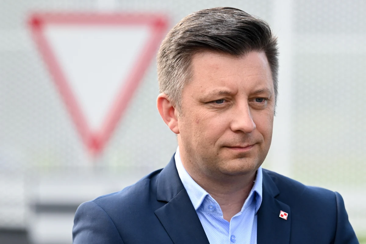 Michał Dworczyk pożegna się wkrótce z rządem – ustalił nieoficjalnie dziennikarz RMF FM Roch Kowalski. O odejściu szefa kancelarii premiera mówi się coraz głośniej w kontekście żądań wymiany samego szefa rządu. Ten ruch miałby wzmocnić Mateusza Morawieckiego przed rozstrzygającym starciem z partyjnymi przeciwnikami. Dworczyk ma sam podać się do dymisji przy okazji najbliższych zmian w składzie Rady Ministrów, choć nadal nie wiadomo, jak głębokie one będą.