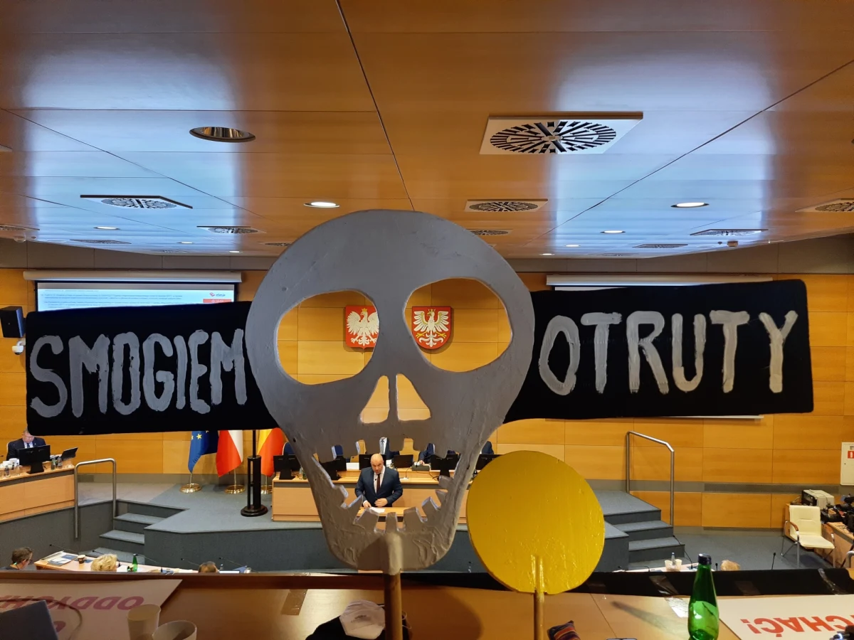 Po burzliwej dyskusji radni sejmiku małopolskiego zagłosowali za zmianą uchwały antysmogowej, opóźniając jej wejście w życie o ponad rok. Zakaz używania starych, bezklasowych kotłów grzewczych zacznie obowiązywać od maja 2024 roku. To oznacza, że radni zgodzili się, by stare, bezklasowe kotły używać przez dwie kolejne zimy. 