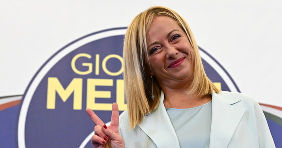 Włoska centroprawica, która wygrała niedzielne wybory parlamentarne, otrzyma w ich rezultacie 235 miejsc w 400-osobowej Izbie Deputowanych i 112 w 200-osobowym Senacie - poinformowało MSW po przeliczeniu wszystkich głosów.