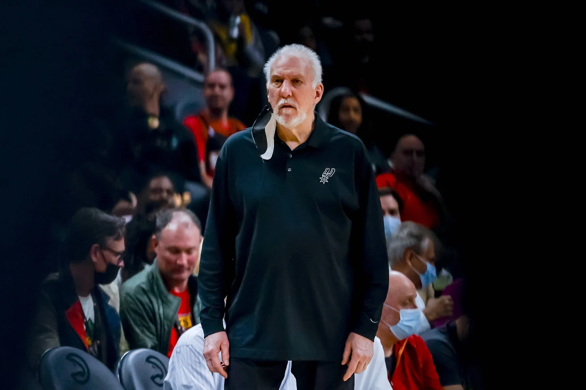 "Nikt nie powinien stawiać pieniędzy na to, że zdobędziemy mistrzostwo NBA" - przyznał trener San Antonio Spurs Gregg Popovich w trakcie przedsezonowej konferencji teksańskiego klubu. W jego barwach zadebiutuje w październiku reprezentant Polski Jeremy Sochan.