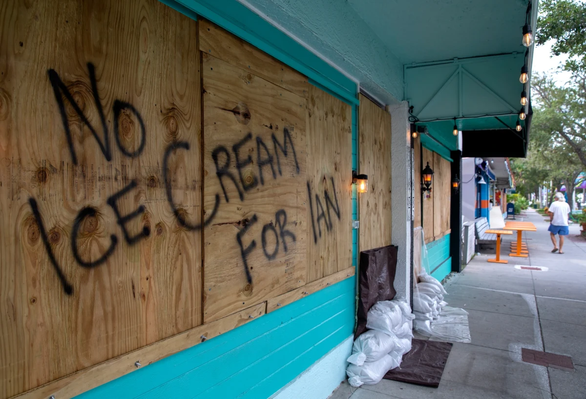 Do wybrzeży USA zmierza huragan Ian, który przybiera na sile. Wkrótce osiągnie siłę 4 kategorii w 5-stopniowej skali. Z burzy tropikalnej zrodził się potwór – poinformowało Narodowe Centrum Huraganów w Miami na Florydzie. Wiele obszarów Słonecznego Stanu musi zostać ewakuowanych. 