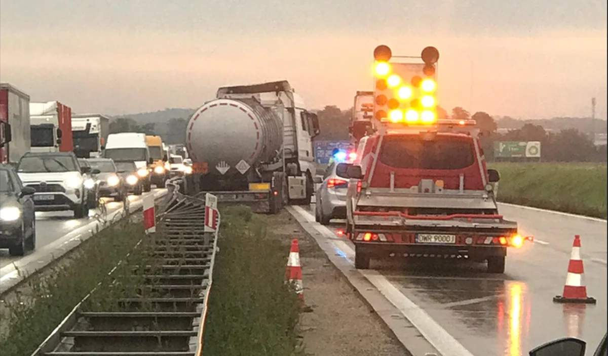 Na autostradzie A4 w pobliżu węzła Kąty Wrocławskie samochód ciężarowy uderzył w bariery. Zablokowany był lewy pas jezdni.
