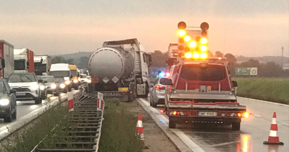 Na autostradzie A4 w pobliżu węzła Kąty Wrocławskie samochód ciężarowy uderzył w bariery. Zablokowany był lewy pas jezdni.