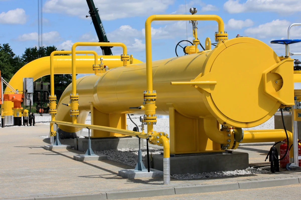 Baltic Pipe to liczący ok. 900 km cały system gazociągów, zaczynający się na Morzu Północnym. Biegnie przez Danię, Bałtyk, a jego ostatnią częścią jest lądowa odnoga na terytorium Polski. 1 października ma ruszyć przesył gazu w kierunku Polski. Uroczystą inaugurację gazociągu odbyła się natomiast dzisiaj. "Baltic Pipe umożliwi import gazu w ilościach przekraczających dostawy, które Polska otrzymywała w minionych latach z kierunku wschodniego, jest najważniejszą, choć nie ostatnią, z szeregu inwestycji w infrastrukturę dywersyfikacyjną gazu ziemnego" - powiedziała minister klimatu Anna Moskwa.