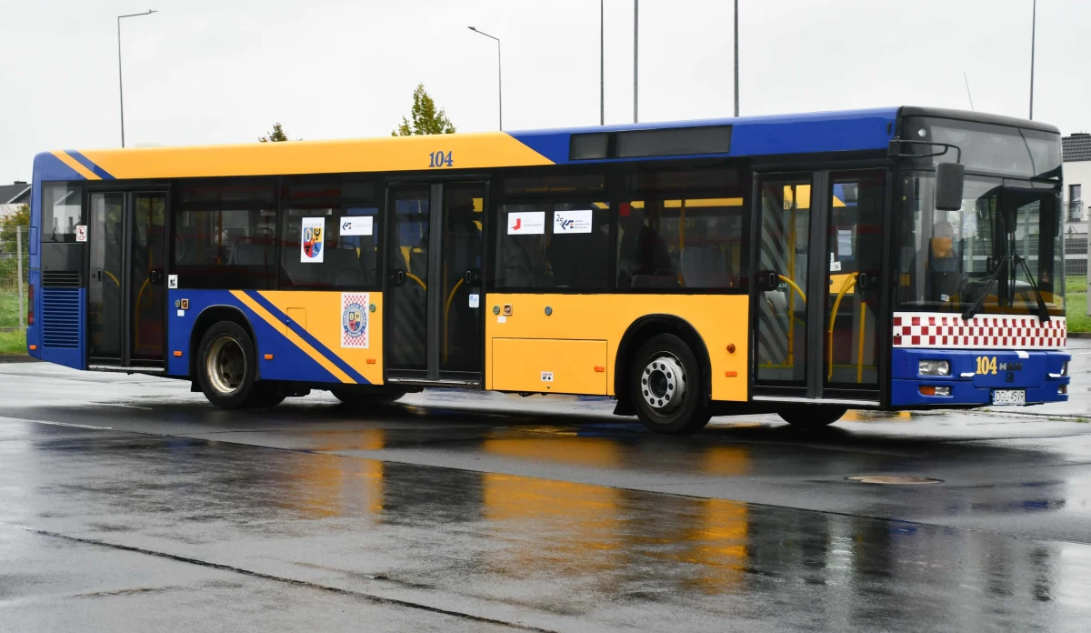 Komunikacja Miejska w Głogowie przekazała jeden ze swoich autobusów na potrzeby Fundacji Legnickiej Specjalnej Strefy Ekonomicznej. Autobus jest odpowiedzią na prośbę Konsul Generalnej RP we Lwowie, która zwróciła się z prośbą o pomoc do polskich miast i instytucji. Głogowski autobus będzie woził do szkół dzieci z obwodu lwowskiego. Do symbolicznego przekazania autobusu doszło podczas briefingu prasowego, 26 września na terenie głogowskiej bazy Komunikacji Miejskiej.
