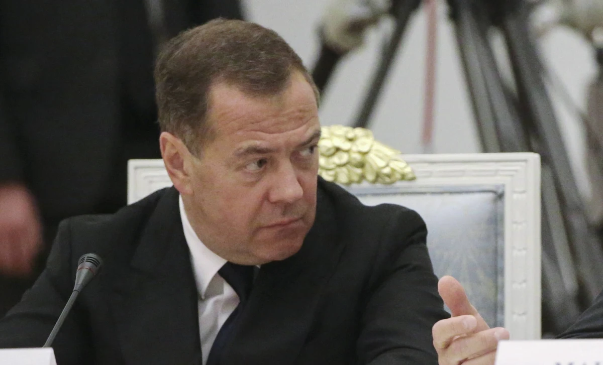 Wiceszef Rady Bezpieczeństwa Federacji Rosji i były prezydent Dmitrij Miedwiediew po raz kolejny straszy bombą jądrową. W mediach społecznościowych umieścił wpis, w którym znowu podkreślił, że "w razie potrzeby" Rosja może użyć broni masowego rażenia.