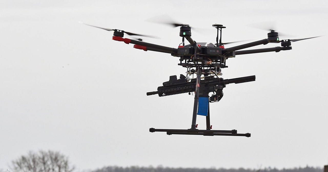 Chińczycy zaprezentowali nowy dron. Strzela karabinem piechoty
