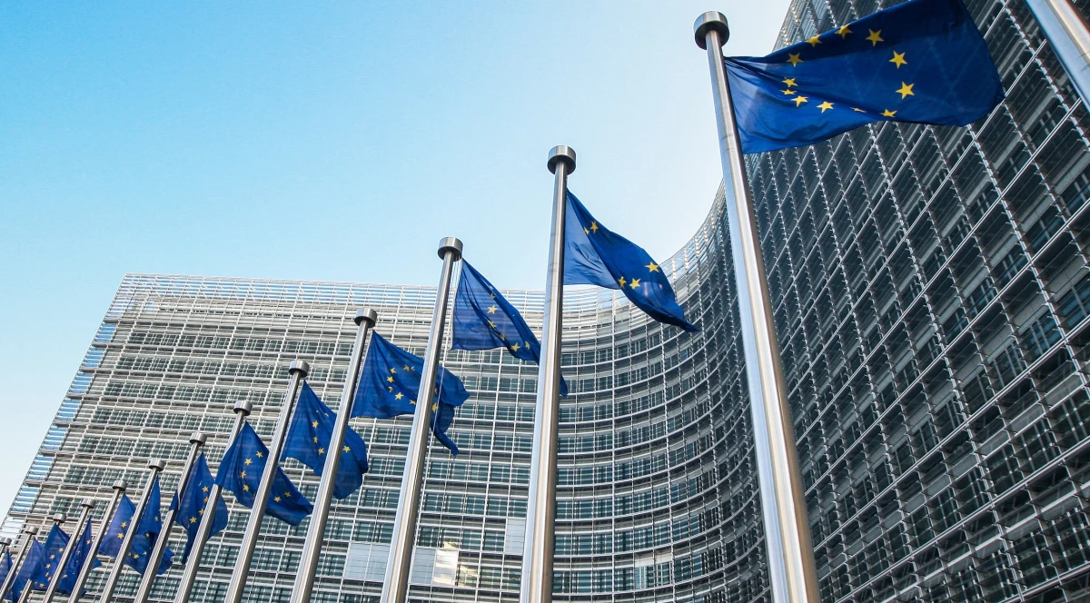 ​Komisja Europejska potrąciła Polsce szóstą transzę kar za brak pełnego wykonania orzeczenia TSUE z lipca zeszłego roku - dowiedziała się korespondentka RMF FM w Brukseli. Tym razem "poszło z dymem" 33 mln euro. Oznacza to, że Polska straciła już w sumie 1 mld 126 mln zł tytułem niezapłaconych kar. Te środki Polska straciła bezpowrotnie, bo władze nie zaskarżyły do tej pory żadnej z decyzji płatniczych Komisji Europejskiej o potrąceniu kary z należnych nam funduszy.