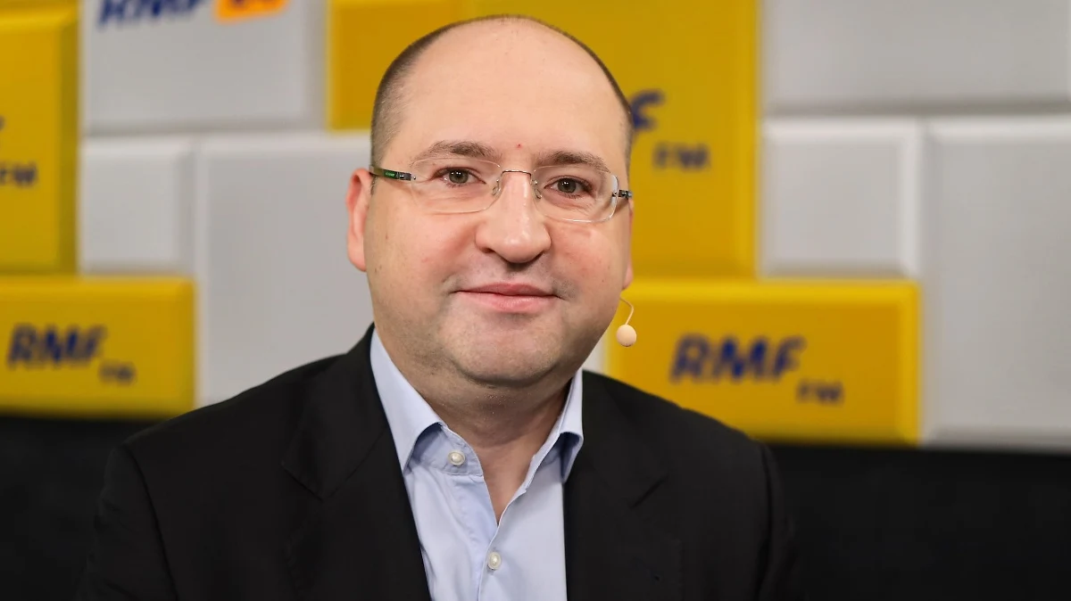 Nie sądzę, żeby były planowane zmiany na stanowisku premiera. Wiem jednak, że toczą się dyskusje wewnątrz PiS - mówił w Rozmowie w południe w RMF FM lider Partii Republikańskiej Adam Bielan. Stwierdził, że tarcia w koalicji są normalne, jednak teraz stały się one zbyt zacięte. "Nam zależy na tym, by wszyscy zrozumieli, że tylko w jedności jest siła. Jeśli zaczniemy się wewnętrznie kłócić i spierać ponad miarę, to przegramy wybory i apeluję do kolegów ze wszystkich partii, by sobie to wzięli do serca" - powiedział.