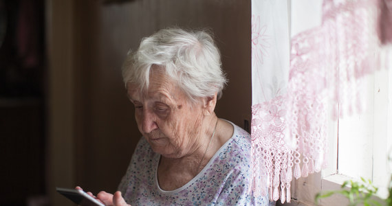 90-letnia mieszkanka Lublina straciła wszystkie oszczędności. Kobieta uwierzyła, że jej syn spowodował wypadek drogowy i potrzebne są pieniądze na kaucję. Pokrzywdzona przekazała kurierowi ponad 130 tysięcy złotych. Poszukujemy sprawców i apelujemy o rozsądek.