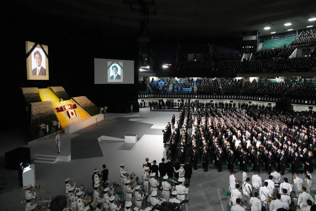 Ponad 4 tys. gości, w tym wiceprezydent USA Kamala Harris i premier Indii Narendra Modi, przyjechało do Tokio, by wziąć udział w państwowej uroczystości pogrzebowej byłego premiera Japonii Shinzo Abego. Został on zamordowany w lipcu przez zamachowca.