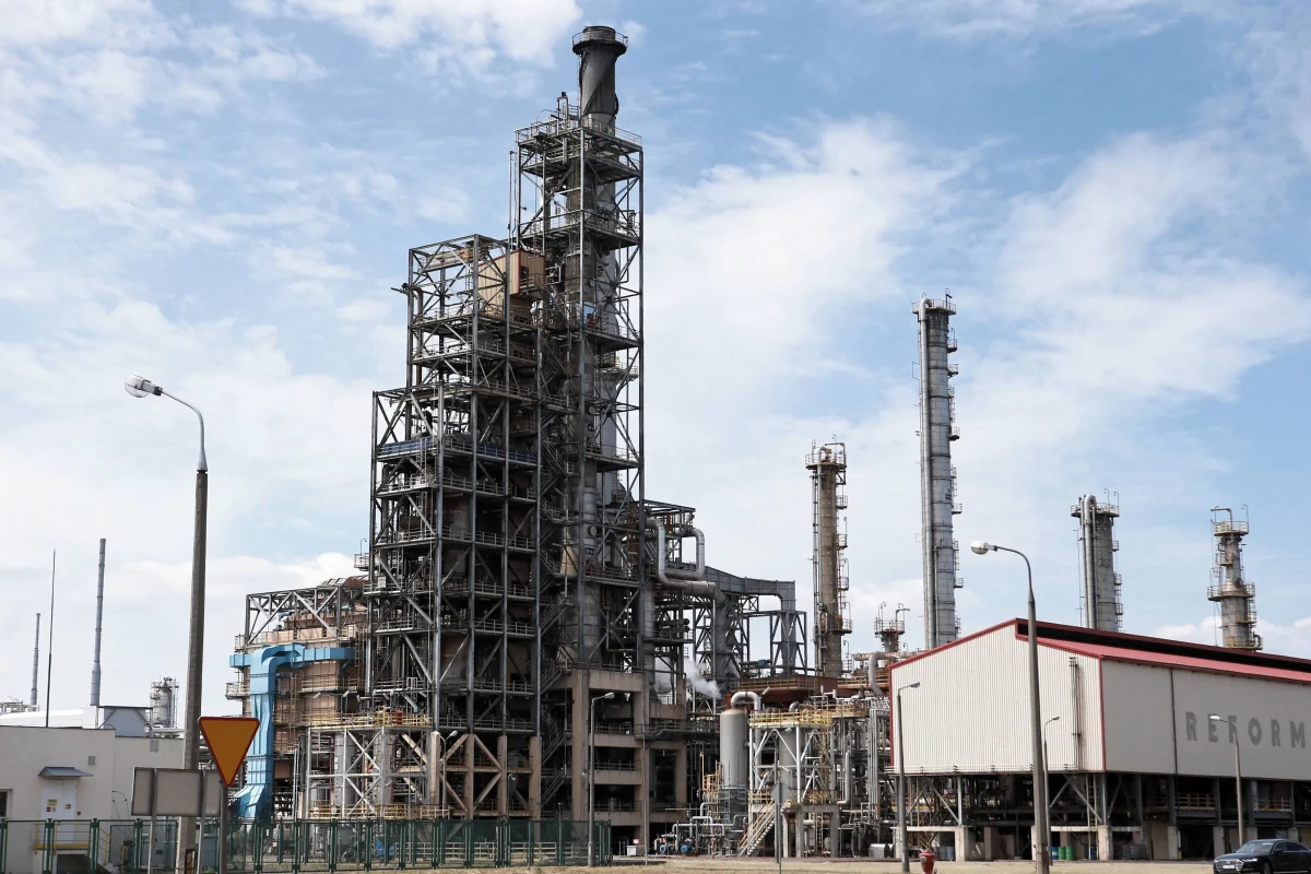 Dwie osoby zginęły po wybuchu w jednej z instalacji na terenie płockich zakładów PKN Orlen. Takie informacje przekazała policja. Potwierdził to po południu PKN Orlen. Według koncernu paliwowego nie ma zagrożenia, że pożar przeniesie się na pozostałe instalacje w rafinerii - informuje dziennikarz RMF FM.