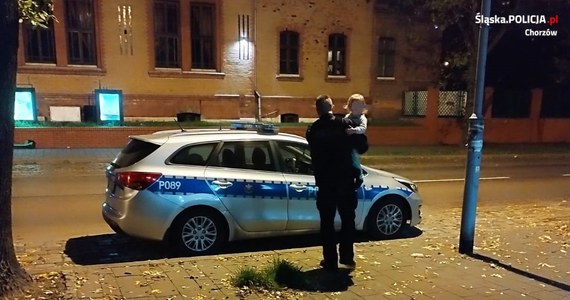 Dwuletni chłopiec, który wieczorem bez opieki chodził po Chorzowie, spędził noc w pogotowiu opiekuńczym. Trafił tam także jego 11-miesięczny brat. 