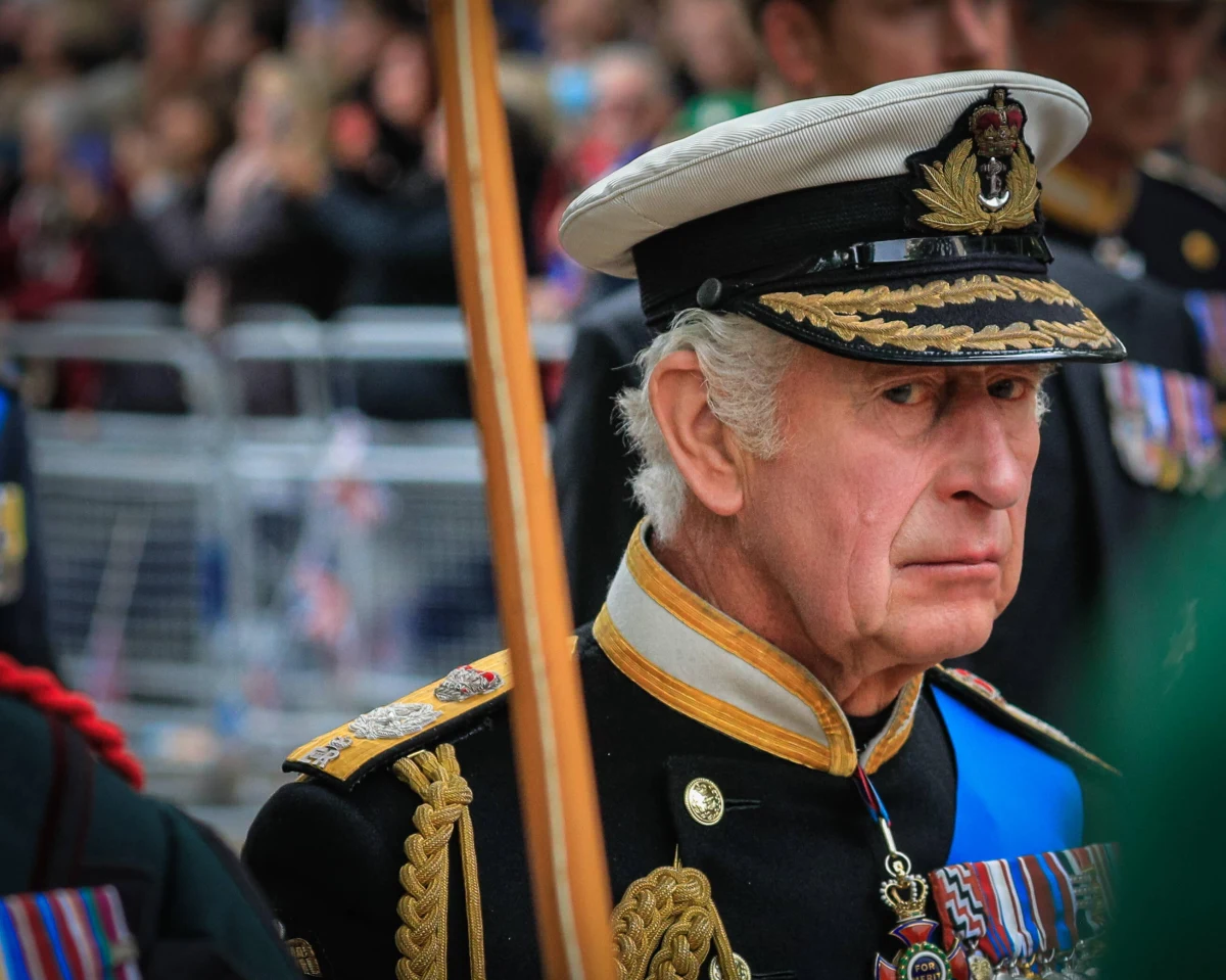 Brytyjska rodzina królewska zakończyła okres żałoby po śmierci królowej Elżbiety II. We wtorek rano flagi na królewskich rezydencjach podniesiono z powrotem na pełną wysokość masztów, a członkowie rodziny wrócili do wykonywania normalnych obowiązków.