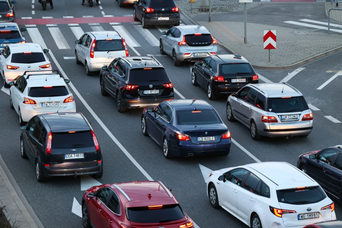 Zapowiada się trudny weekend i jeszcze trudniejszy początek przyszłego tygodnia dla kierowców podróżujących obwodnicą Trójmiasta. W czwartek wieczorem trasa S-6 w obrębie rozbudowanego węzła Wielki Kack w Gdyni zostanie zwężona do jednego pasa ruchu w obu kierunkach. Taka organizacja ruchu ma obowiązywać do wtorku.

