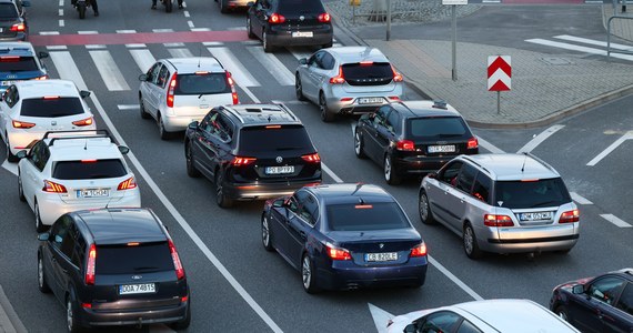 Zapowiada się trudny weekend i jeszcze trudniejszy początek przyszłego tygodnia dla kierowców podróżujących obwodnicą Trójmiasta. W czwartek wieczorem trasa S-6 w obrębie rozbudowanego węzła Wielki Kack w Gdyni zostanie zwężona do jednego pasa ruchu w obu kierunkach. Taka organizacja ruchu ma obowiązywać do wtorku.

