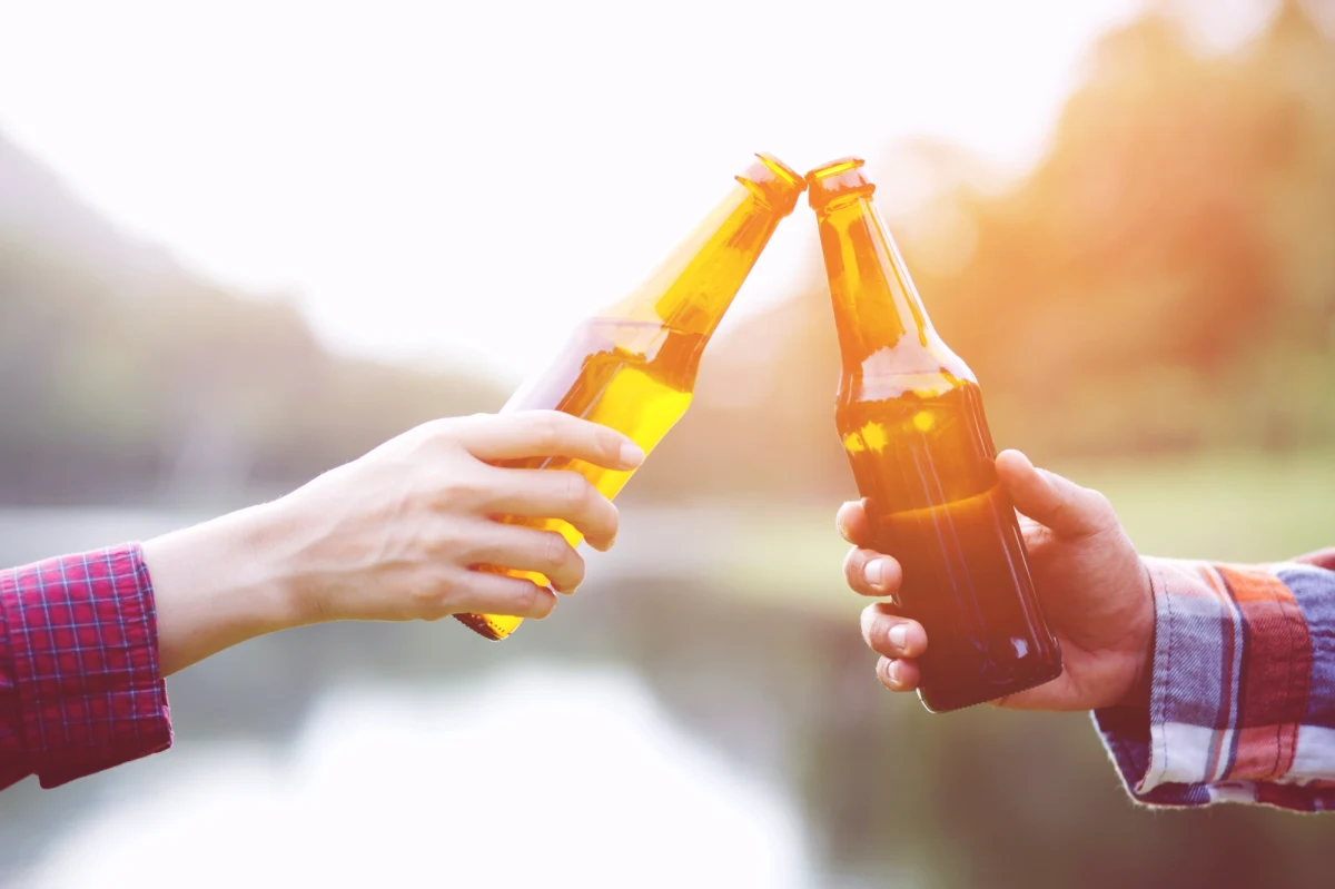 Radni miasta Szczecina przygotowali projekt uchwały ograniczającej sprzedaż alkoholu po godzinie 22. Z taką propozycją wyszli radni z Koalicji Samorządowej. Jak wskazują, zgodnie z rekomendacjami Krajowego Centrum Przeciwdziałania Uzależnieniom zmniejszenie dostępności alkoholu jest jednym z najskuteczniejszych sposobów przeciwdziałania alkoholizmowi i niebezpiecznemu spożywaniu alkoholu. Projekt uchwały został złożony w Radzie Miasta 26 września, radni zajmą się nim podczas posiedzenia zaplanowanego na 18 października.