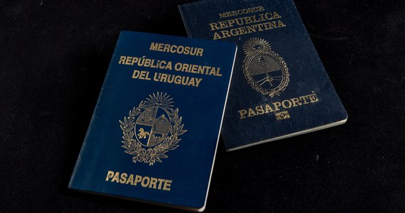 Alejandro Astesiano, szef osobistej ochrony prezydenta Urugwaju Luisa Lacalle Pou, został zatrzymany w związku z udziałem w procederze korupcyjnym, który polegał na nielegalnym wydawaniu urugwajskich paszportów obywatelom Rosji uciekającym z kraju przed mobilizacją - powiadomiła w nocy z poniedziałku na wtorek agencja Reutera. 