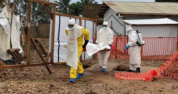 W Ugandzie rośnie liczba zgonów z powodu gorączki krwotocznej ebola. Od 20 września, kiedy poinformowano o pierwszym przypadku, zmarły już 23 osoby. Światowa Organizacja Zdrowia oceniła w poniedziałek, że ognisko chorobowe stwarza "wysokie ryzyko" na poziomie krajowym i nie można wykluczyć rozprzestrzenienia się wirusa na sąsiednie państwa.