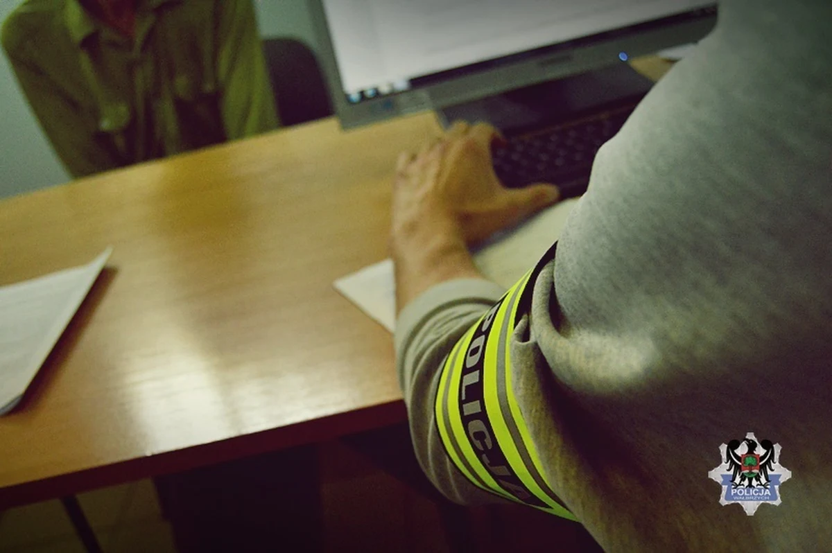 Agresywny 80-latek został zatrzymany przez policję. Mężczyzna groził śmiercią załodze karetki pogotowia ratunkowego, a ratowniczkę medyczną uderzył w twarz. Zatrzymany był pod wpływem alkoholu. Ratownicy medyczni podlegają takiej samej ochronie prawnej, jak inni funkcjonariusze publiczni.