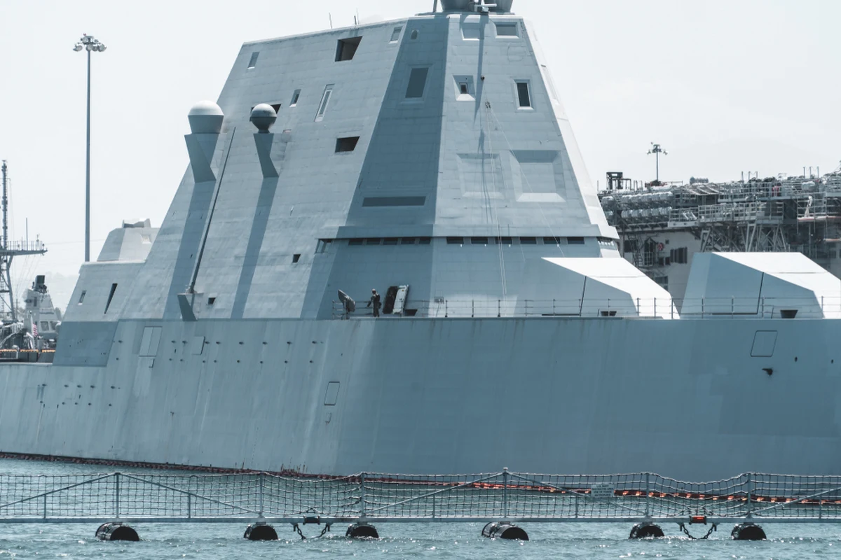 Wielozadaniowy niszczyciel rakietowy USS Zumwalt, najnowocześniejszy okręt marynarki wojennej USA, przypłynął do Japonii. Będzie tam stacjonował na stałe. Jak skomentował CNN, okręt, który niedługo może być wyposażony w broń hipersoniczną, na pewno przykuje uwagę Chin.