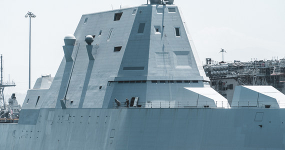 Wielozadaniowy niszczyciel rakietowy USS Zumwalt, najnowocześniejszy okręt marynarki wojennej USA, przypłynął do Japonii. Będzie tam stacjonował na stałe. Jak skomentował CNN, okręt, który niedługo może być wyposażony w broń hipersoniczną, na pewno przykuje uwagę Chin.