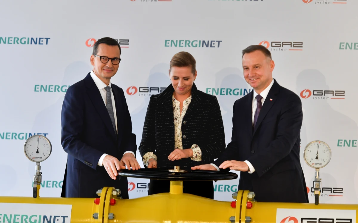 Gazociąg Baltic Pipe przez dziesięciolecia był polskim marzeniem - powiedział prezydent Andrzej Duda podczas uroczystości oficjalnego otwarcia gazociągu Baltic Pipe w Budnie koło Goleniowa w Zachodniopomorskiem. Wskazywał, że inwestycja wzmocnieni suwerenność naszego kraju i uniezależnieni nas od dostaw z Rosji. "Kończy się era dominacji rosyjskiej w sferze gazu; dzisiaj rozpoczynamy nową epokę - suwerenności energetycznej, wolności energetycznej i zwiększonego bezpieczeństwa" - mówił premier Mateusz Morawiecki.