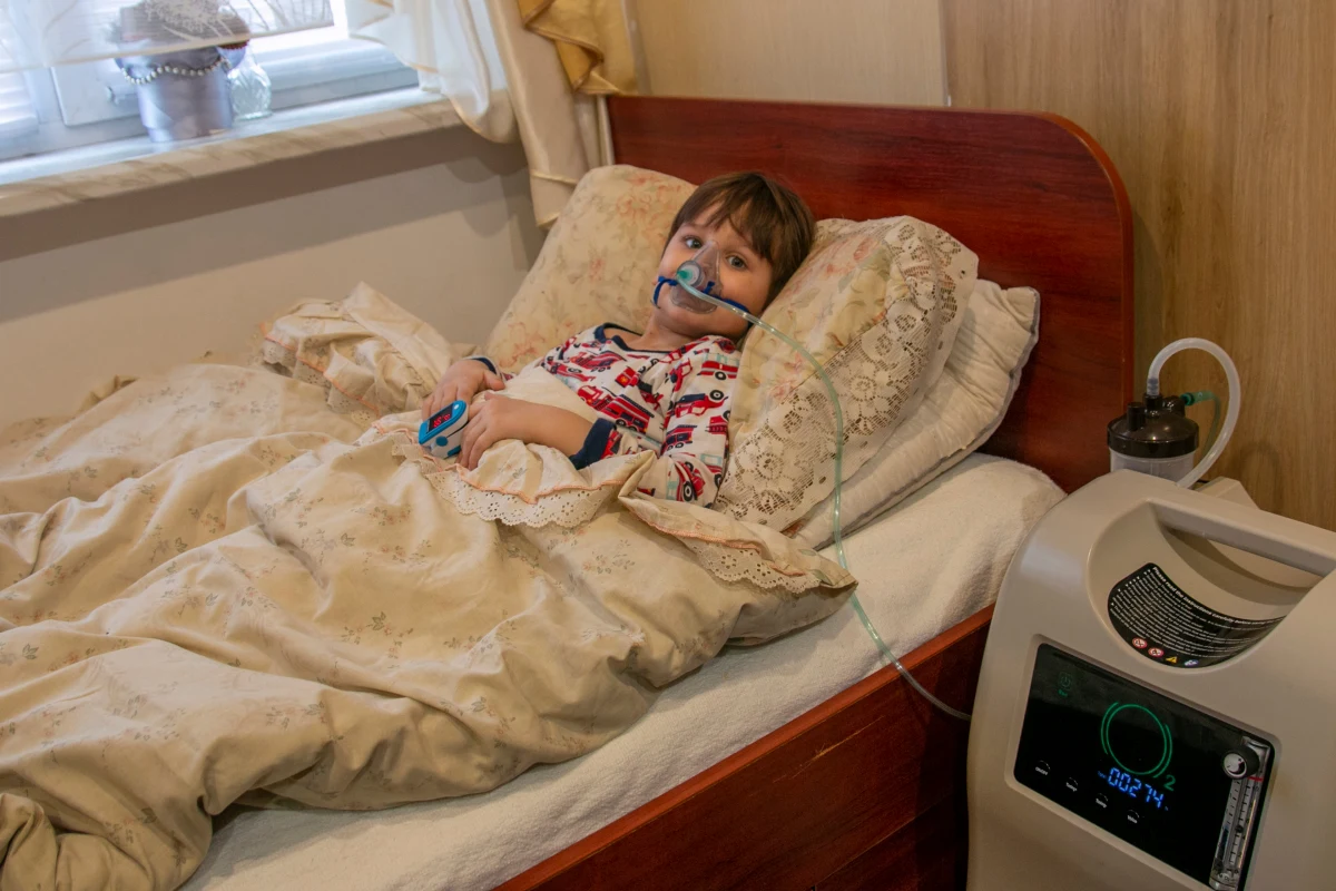 Czy dziecko ma mieć tlen, czy ma mieć chleb? To będą dramatyczne wybory - ostrzega ojciec Filip Buczyński, szef Hospicjum dla dzieci im. Małego Księcia w Lublinie. Rosnące rachunki za prąd powodują, że już teraz rodzice dzieci, które w paliatywnej opiece domowej używają koncentratorów tlenu, płacą znacznie więcej. 