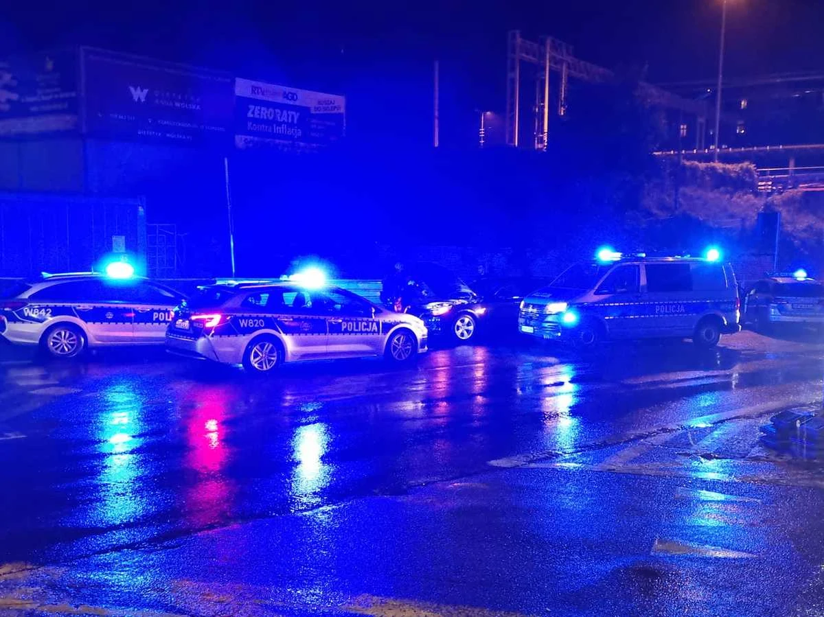 Policjanci ze Stargardu Szczecińskiego zatrzymali po pościgu 22-latka. Mężczyzna nie zatrzymał się do kontroli drogowej. Zatrzymany kradł paliwo ze stacji benzynowej. Kierował samochodem pod wpływem narkotyków i posiadał prowadzenia pojazdów mechanicznych. Policjanci ustalili, że samochód porusza się na skradzionych tablicach rejestracyjnych.