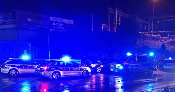 Policjanci ze Stargardu Szczecińskiego zatrzymali po pościgu 22-latka. Mężczyzna nie zatrzymał się do kontroli drogowej. Zatrzymany kradł paliwo ze stacji benzynowej. Kierował samochodem pod wpływem narkotyków i posiadał prowadzenia pojazdów mechanicznych. Policjanci ustalili, że samochód porusza się na skradzionych tablicach rejestracyjnych.