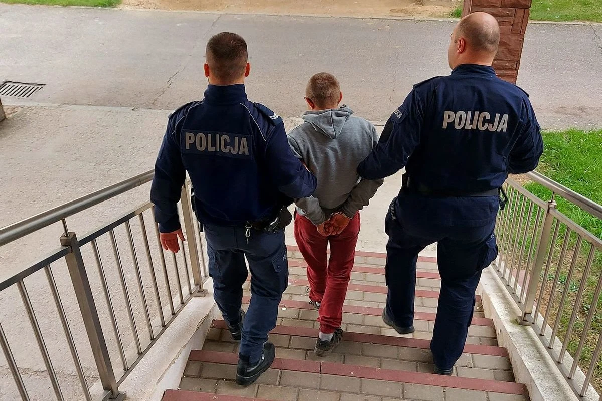 Policjanci zatrzymali na gorącym uczynku mężczyzn, którzy są odpowiedzialni za kilka podpaleń. Mają na swoim koncie między innymi pożar składu drewna o wartości około miliona złotych oraz podpalenia stert słomy, stodoły, pustostanów oraz poszycia leśnego. Grozi im kara do 10 lat więzienia. Na wniosek prokuratora, sąd aresztował podejrzanych na 3 miesiące.